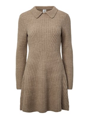 Geribbelde, lange mouwen jurk in een warme beige tint met een peterpan-kraag en gebogen naden voor een uitlopende silhouet. Gestructureerde gebreide stof.