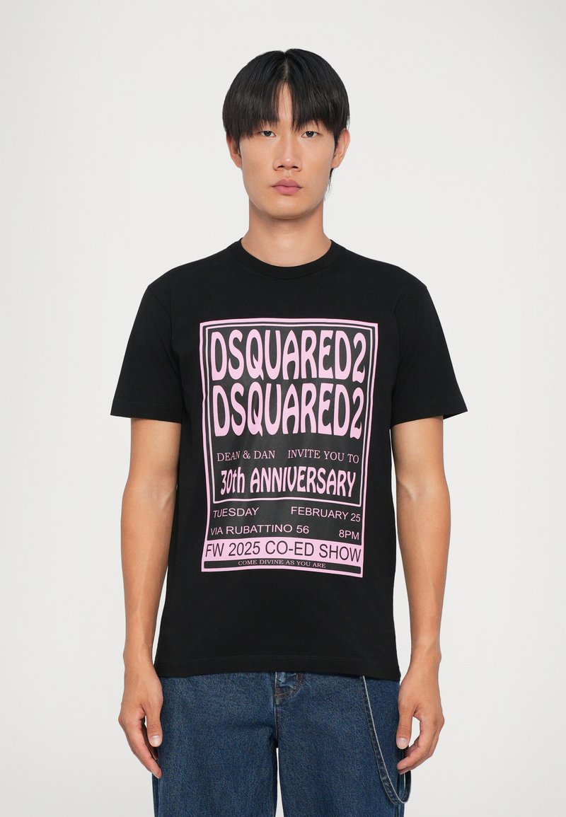 T-shirt en coton noir avec un imprimé graphique rose contenant les détails de l'événement, y compris '30e ANNIVERSAIRE' en lettres grasses. Manches courtes et col rond.