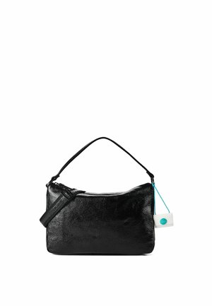 Bolso de cuero negro texturizado con asa corta, cierre de cremallera y etiqueta blanca adjunta con detalle en color verde azulado sobre fondo blanco.