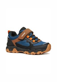Sneaker nera e blu con una fascia marrone, lacci arancioni e suola in gomma testurizzata. Presenta pannelli in rete e dettagli riflettenti.