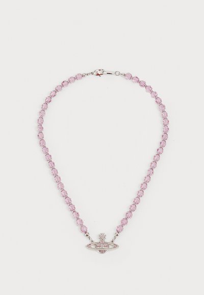Collier avec des perles facettées violettes et un pendentif en forme de planète argentée orné de pierres roses, posé à plat sur un fond blanc.
