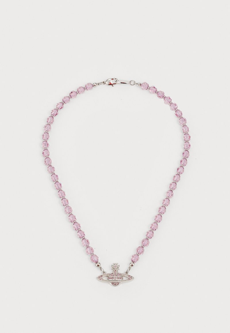 Collana con perline sfaccettate viola e un pendente a forma di pianeta in argento decorato con pietre rosa, adagiata su uno sfondo bianco.