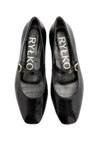 Scarpe Mary Jane in pelle nera con punta rotonda, cinturino con piccola fibbia e soletta testurizzata. Logo visibile sulla soletta.
