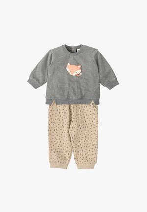 Sweatshirt gris avec un motif de renard, associé à un pantalon beige à motifs présentant de petits carreaux. Tissu doux, coupe décontractée.