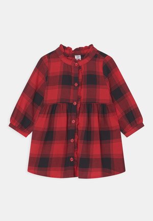 Robe bébé à manches longues à carreaux rouges et noirs avec boutons sur le devant et col à volants.