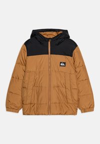 Veste matelassée à capuche marron et noire avec fermeture éclair à l'avant, texture rembourrée et patch logo sur la poitrine gauche. Comprend des poignets élastiques et des poches latérales.