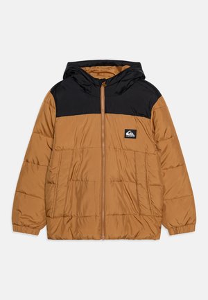 Bruine en zwarte gewatteerde pufferjas met capuchon, met een rits aan de voorkant, gevoerde textuur en een logopatch op de linker borst. Voorzien van elastische boorden en zijzakken.