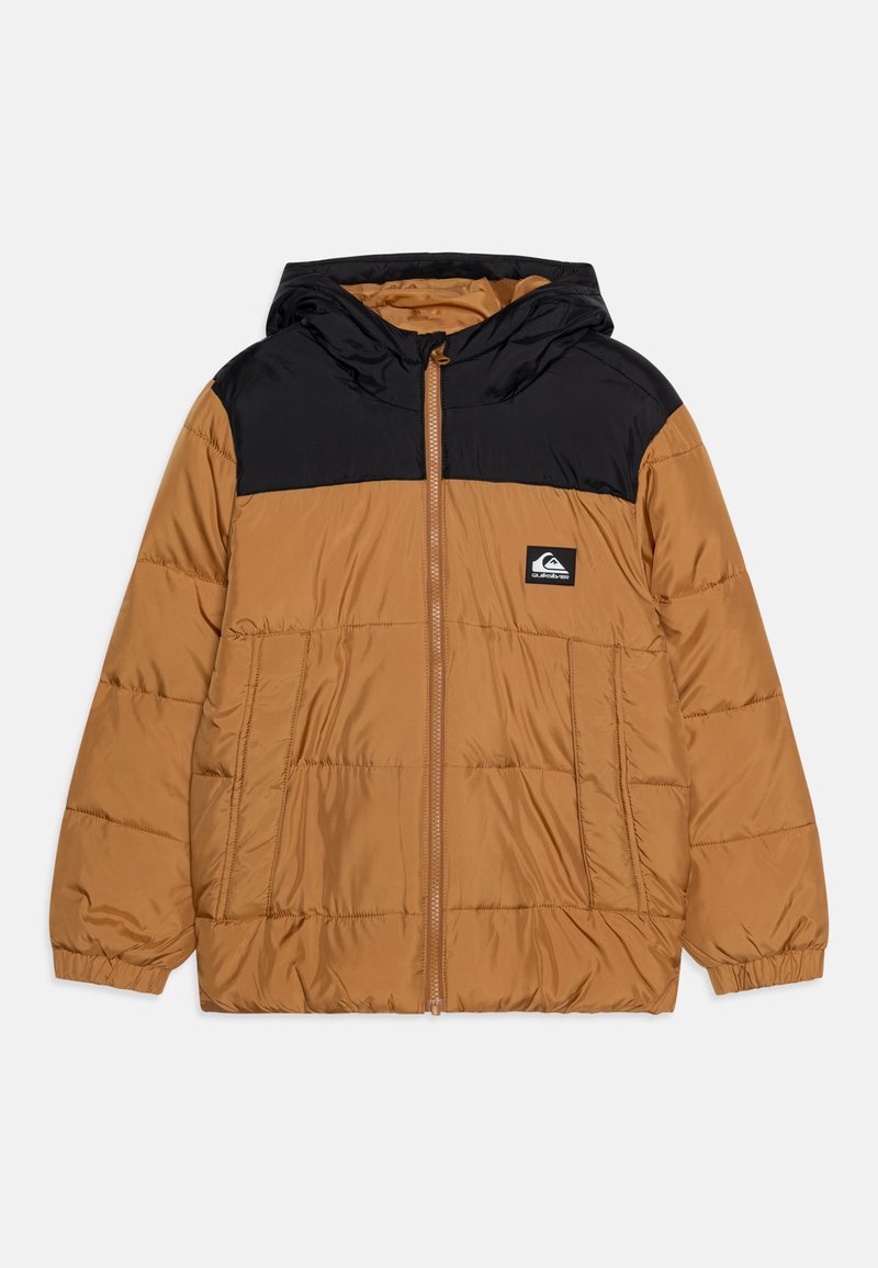 Veste matelassée à capuche marron et noire avec fermeture éclair à l'avant, texture rembourrée et patch logo sur la poitrine gauche. Comprend des poignets élastiques et des poches latérales.