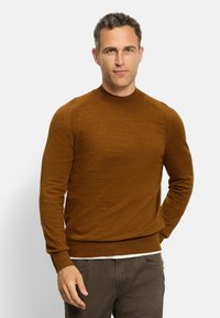 Brauner Strickpullover mit rundem Ausschnitt, gerippten Bündchen und Saum. Der Stoff hat eine glatte Textur und dezente Farbvariationen.