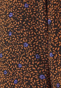 Svart tyg med ett mönster av orangea löv och små lila blommor. Texturen verkar slät med en subtil lyster.