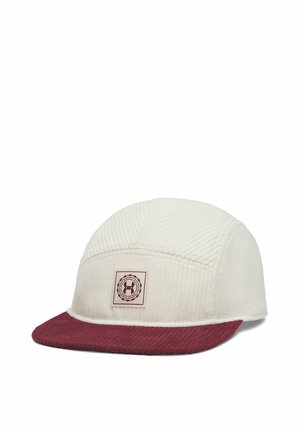 Witte corduroy pet met een bordeauxrode platte klep en een vierkante logo-patch op het voorpaneel.