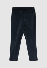 Marineblaue Samthose mit glatter Textur, ausgestattet mit zwei Gesäßtaschen und einem maßgeschneiderten Schnitt. Der Bund verfügt über Gürtelschlaufen.