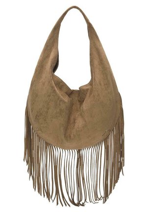 Zachte bruine suède hobo tas met brede riem en lange franjes aan de onderrand tegen een witte achtergrond.
