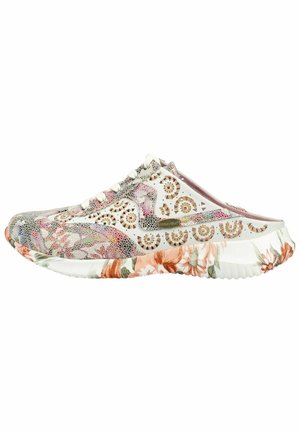 Instapper met bloemen- en geometrisch uitsnijdingsontwerp, pastel multikleurig patroon, witte veters en transparante zool met oranje bloemen.