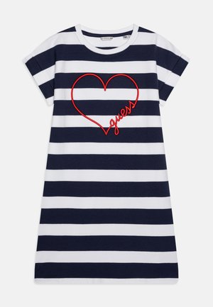 Gestreiftes Baumwollkleid mit navy- und weißgestreiften horizontalen Streifen, Rundhalsausschnitt, kurzen Ärmeln und rotem Herzlogo mit dem Text "guess" in der Mitte.