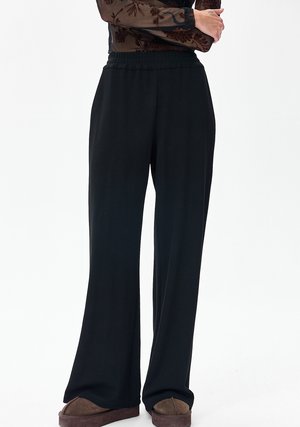 - Spodnie materiałowe