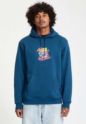 Sweat à capuche bleu avec une poche avant et un cordon de serrage, présentant un design graphique coloré au centre. Tissu doux avec des poignets côtelés.
