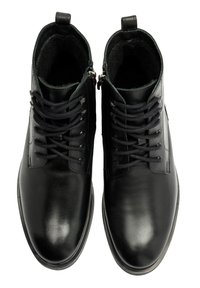 Czarne skórzane botki za kostkę z sznurowaniem i bocznymi zamkami błyskawicznymi. Gładka tekstura, okrągły nosek i miękka podszewka.