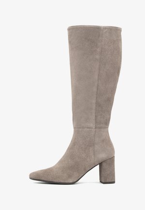 Szare zamszowe kozaki do kolan z ostrym noskiem i grubym słupkowym obcasem. Gładka faktura z eleganckim pionowym detalem szwu po boku.