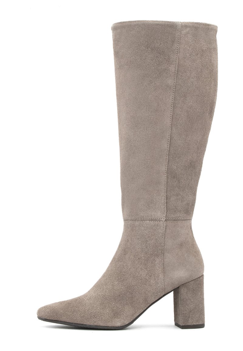 Szare zamszowe kozaki do kolan z ostrym noskiem i grubym słupkowym obcasem. Gładka faktura z eleganckim pionowym detalem szwu po boku.