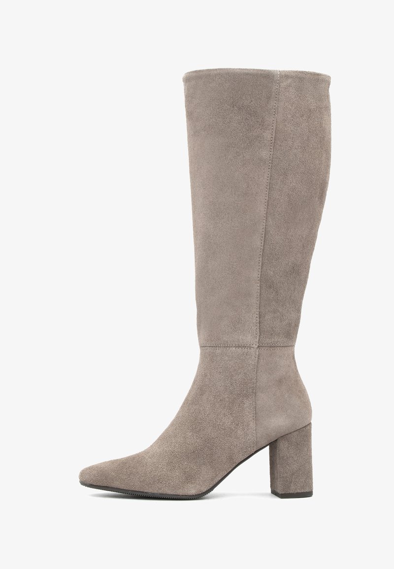 Szare zamszowe kozaki do kolan z ostrym noskiem i grubym słupkowym obcasem. Gładka faktura z eleganckim pionowym detalem szwu po boku.