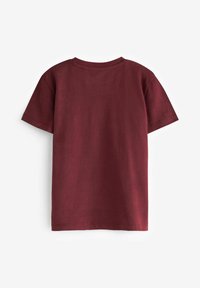 Burgundy színű pamut póló rövid ujjakkal, kerek nyakkal és sima tapintással. Minták vagy logók nem láthatók. Hátulról látható.