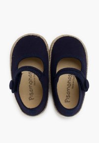 Zapatos de lona azul marino estilo Mary Jane con punta redonda, cinta elástica y suela de yute natural, que presentan un acabado texturizado y un logo en el interior.