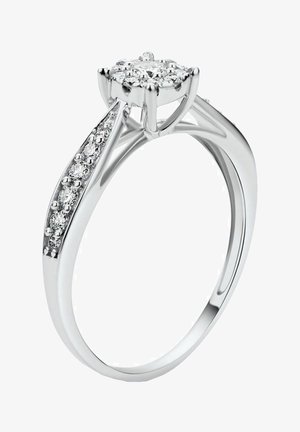 Anello in oro bianco con una parte centrale a grappolo di pietre preziose tonde e diamanti più piccoli lungo la fascia, con una superficie liscia e lucida.
