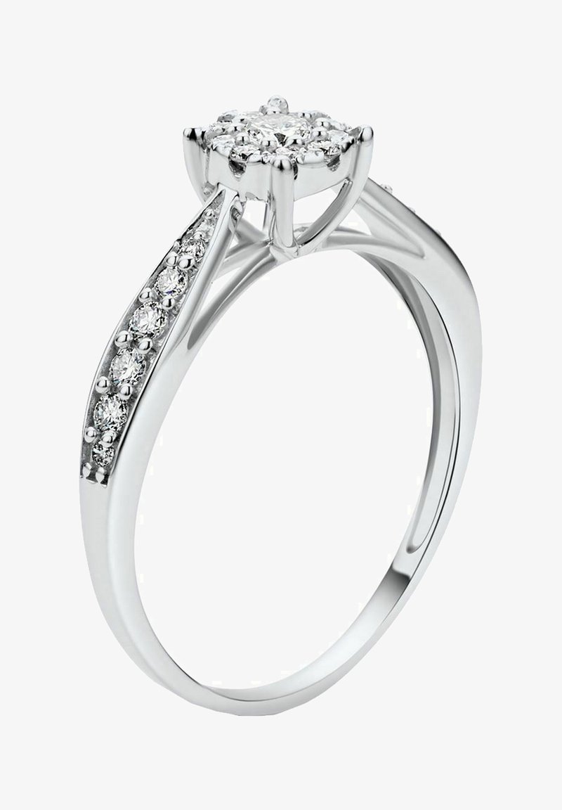 Baltas auksas žiedas su apvaliu, daugiakmeniu klasteriu, maži deimantai palei žiedo juostelę ir poliruota, lygi paviršius.