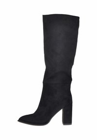 Stivale alto in suede nero con tacco a blocco, punta affusolata e texture liscia. Presenta un design morbido e nessun hardware visibile.
