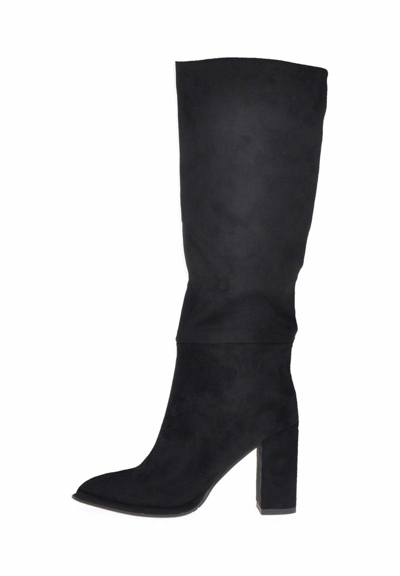 Stivale alto in suede nero con tacco a blocco, punta affusolata e texture liscia. Presenta un design morbido e nessun hardware visibile.