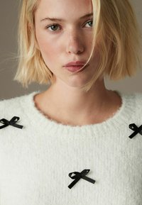 Next SHORT SLEEVE CREW NECK - Navadna majica - white with black bows