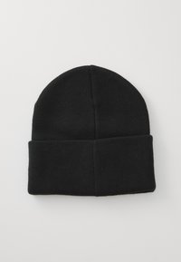 Cappello beanie nero a maglia con risvolto. Realizzato in materiale morbido ed elastico; presenta una texture liscia e uniforme senza motivi visibili.