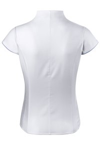 Blusa bianca a maniche corte con colletto alto, caratterizzata da una consistenza liscia e una silhouette aderente. Piccola accentuazione blu lungo le maniche.