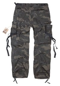 Pantalones de cargo camuflaje en tonos de verde oscuro y gris, con múltiples bolsillos, correas ajustables y un diseño de corte relajado.