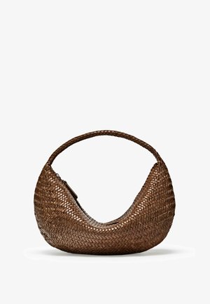 Braune gewebte Lederhandtasche mit geschwungener Form und einem runden Griff, vor weißem Hintergrund dargestellt.