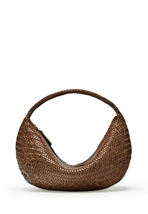 Borsa a mano in pelle intrecciata marrone con forma curva e manico singolo arrotondato, esposta su sfondo bianco.