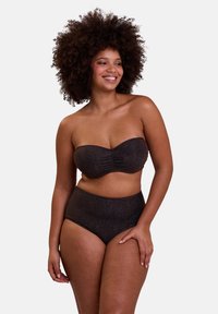 Ensemble de bikini noir pailleté comprenant un haut sans bretelles avec fronces et un bas taille haute. Textures lisses avec un design ajusté.