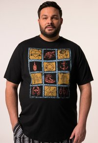 T-shirt en coton noir avec un design graphique coloré comprenant diverses illustrations sur le thème nautique disposées en motif grille.