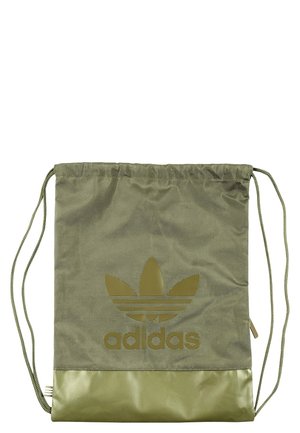 Oliwkowo-zielona torba Adidas na sznurki z logo trefoil i paskowanymi akcentami, z fakturowaną górną tkaniną i gładkim dolnym panelem.