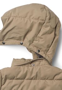 Hellbraune Steppjacke mit abnehmbarem Kapuzen. Verfügt über Druckknöpfe und ein kariertes Innenfutter. Glatte Textur, minimalistische Designelemente.