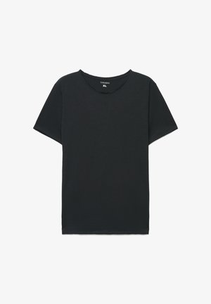 T-shirt nera a maniche corte in tessuto leggero con scollo rotondo e vestibilità comoda; etichetta con "Terranova" e taglia "XL".