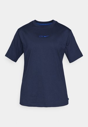 Camiseta de algodón azul marino con cuello redondo, mangas cortas y el logo "CFC" en azul sobre el swoosh de Nike. Textura suave y corte casual.