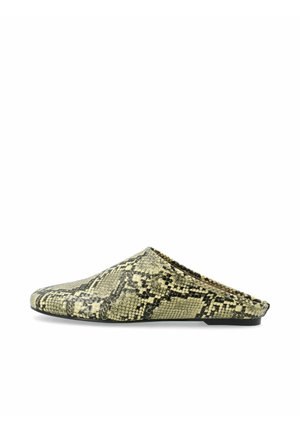 Schlupf-Mule mit spitz zulaufender Zehenpartie und Schlangenledermuster in Beige, Schwarz und Braun, im Seitenprofil vor weißem Hintergrund gezeigt.