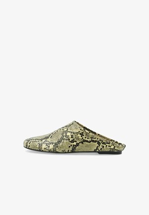 Slip-on-mallinen mules-kengät, joissa on terävä kärki ja käärmeennahkakuvio beigen, mustan ja ruskean sävyissä, esitetty sivuprofiilissa valkoisella taustalla.