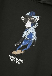 Czarny sweatshirt z postacią kreskówkowej małpy w niebieskiej bluzie z kapturem i okularach przeciwsłonecznych, jeżdżącej na deskorolce, z napisem "MIEJSKIE SKATER, RUSZAJMY".