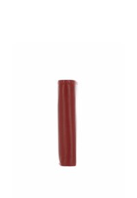 Étui cylindrique fermé en cuir rouge, debout verticalement sur un fond blanc.