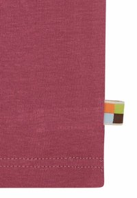 T-shirt in cotone di un rosa tenue. Presenta una maglia testurizzata, un taglio dritto e un'etichetta tessuta multicolore sul lato sinistro della cucitura.