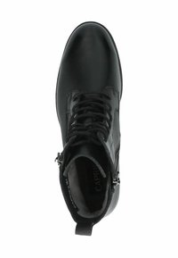 Botín negro de tobillo hecho de cuero texturizado. Presenta cordones y cremalleras laterales con una puntera redonda y una suela plana. El interior tiene un forro suave.