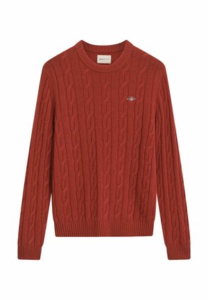 Rode kabelgebreide trui met een ronde hals, geribbelde manchetten en zoom, met een klein geborduurd logo op de borst.